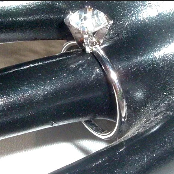 Vintage U & Arrow signed white glass solitaire - Picture 6 of 6